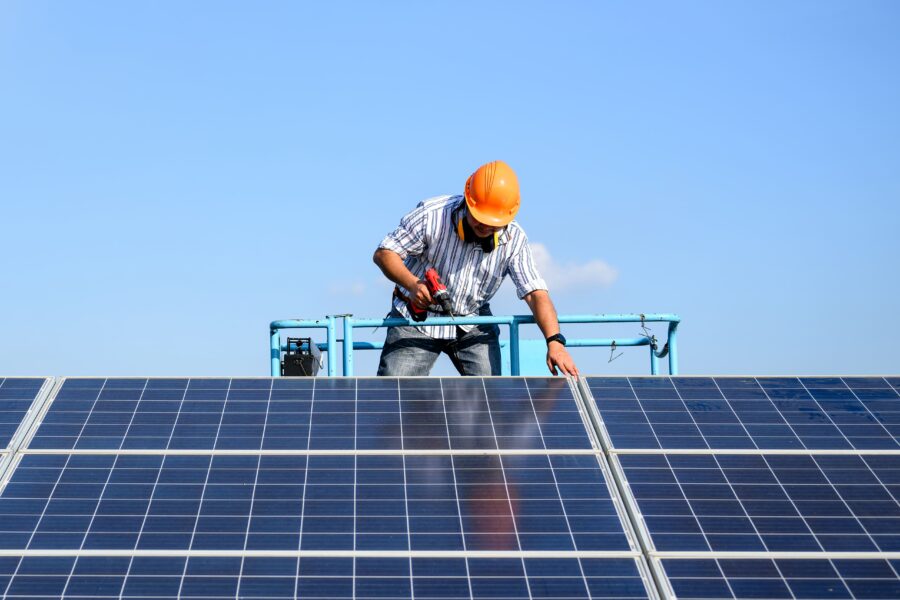 tecnico che si occupa della manutenzione dell'impianto fotovoltaico